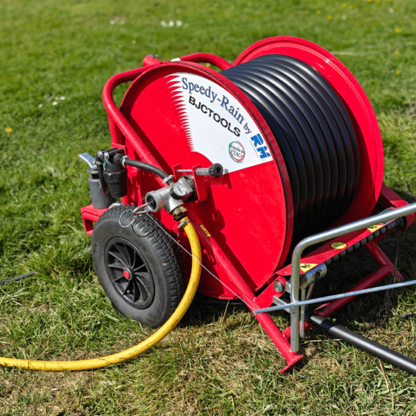 Professionelle Schlauchtrommel Speedy-Rain 300 mit schwarzem Schlauch – automatische Bewässerungslösung
