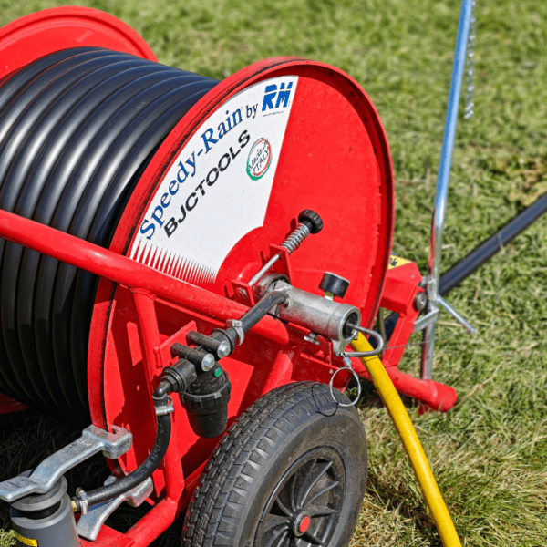 Nahaufnahme des Speedy-Rain 300 Bewässerungswagens mit stabilem Schlauch, Druckregler und Metallrahmen – BJC Tools